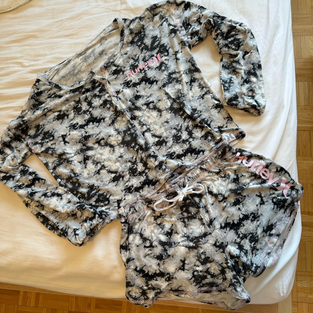 Hurley Monochrome Tie-Dye Lounge Set